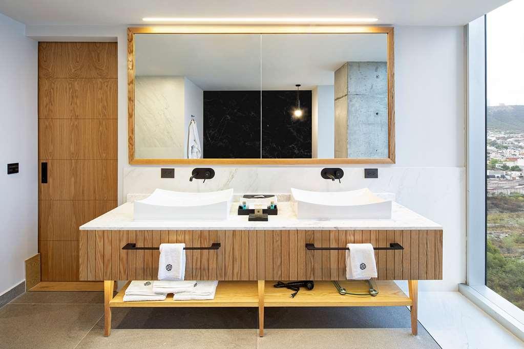 Hotel Galeria Plaza Monterrey Esterno foto Bathroom