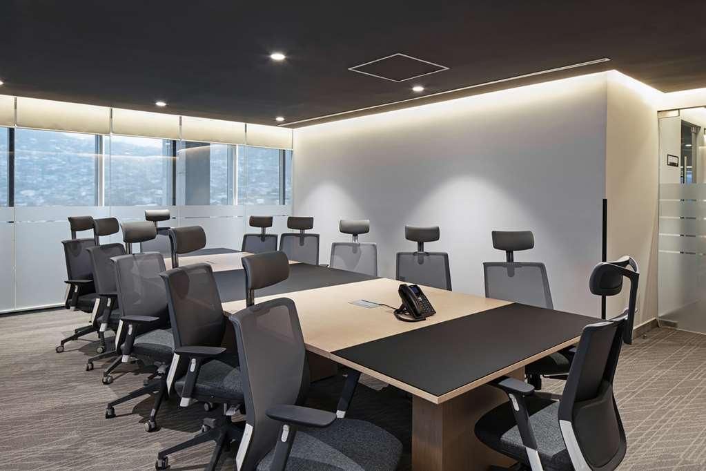 Hotel Galeria Plaza Monterrey Servizi foto A typical meeting room