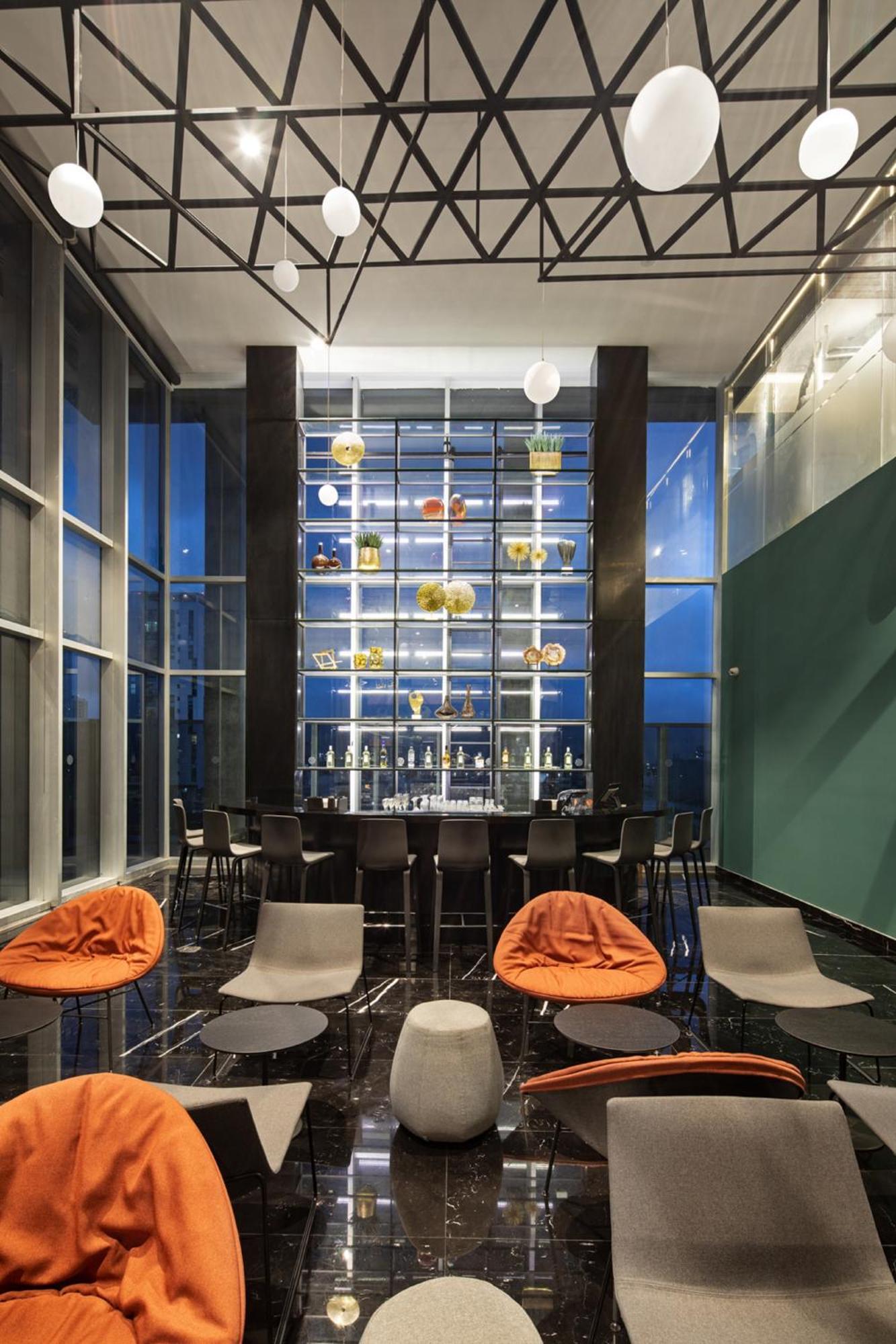 Hotel Galeria Plaza Monterrey Esterno foto The bar at the 10th floor