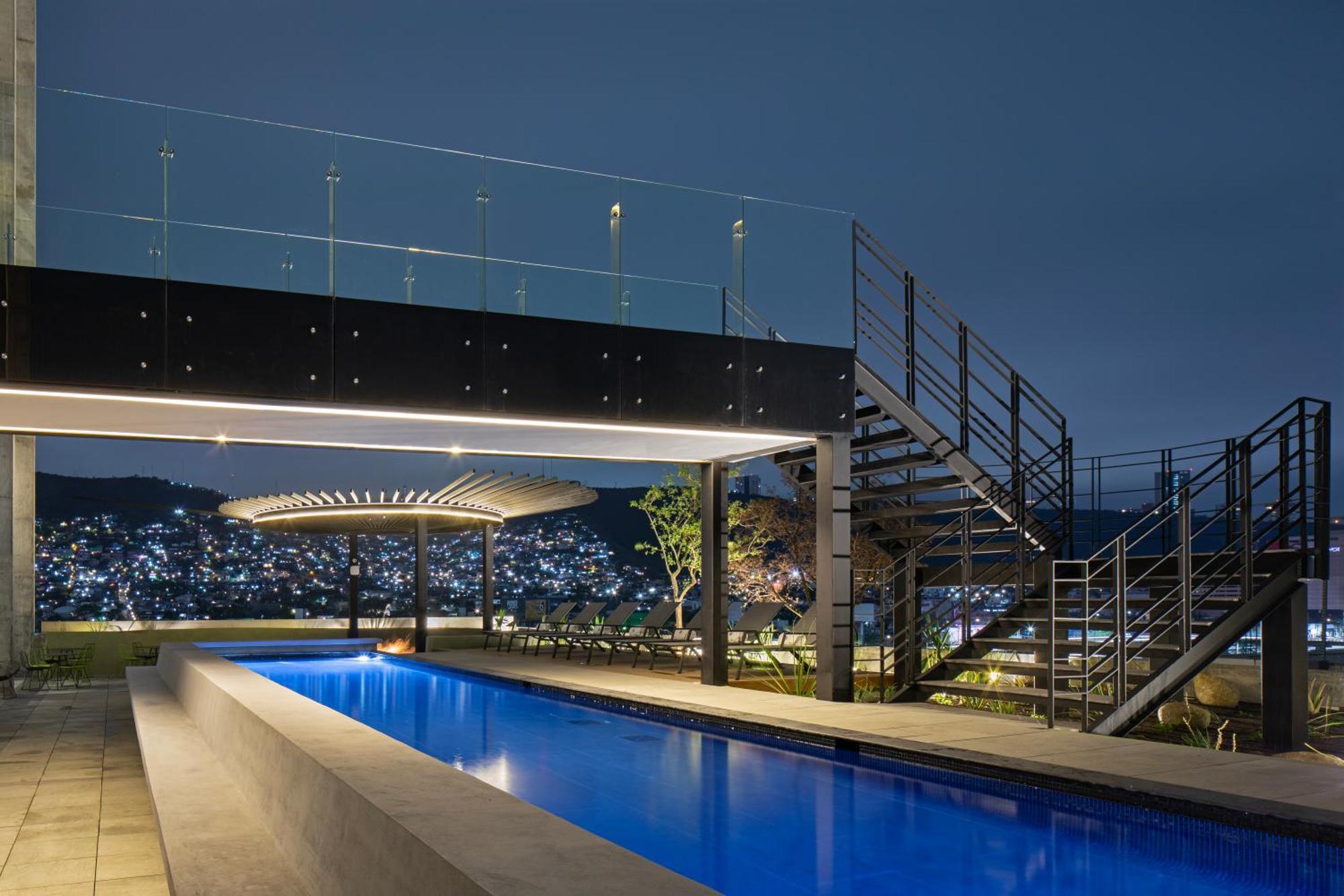 Hotel Galeria Plaza Monterrey Esterno foto Rooftop pool at the hotel